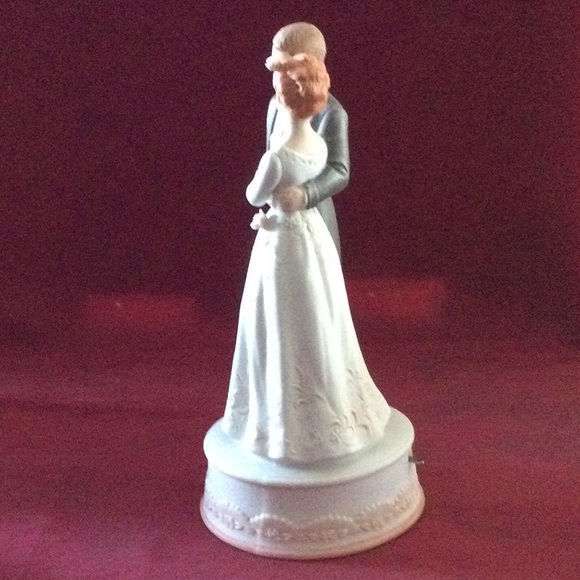 Bride & Groom Musical Figurine - Picture 7 of 7